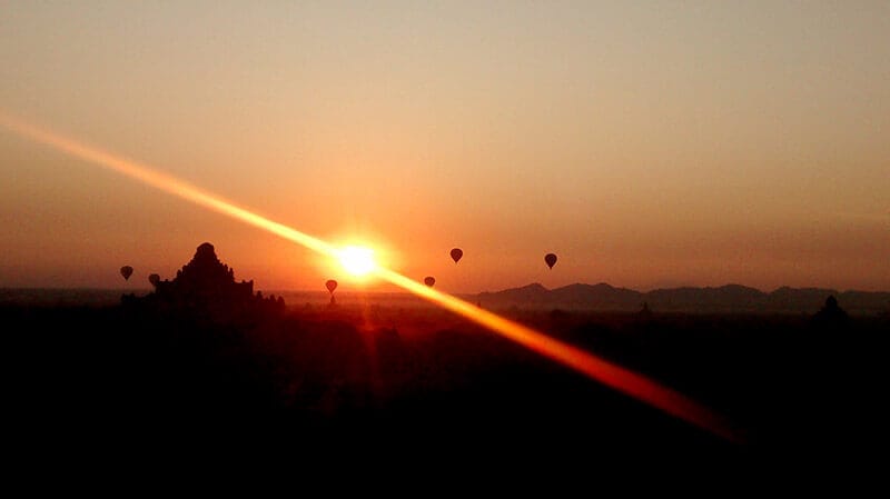 Amanecer en globo aerostático en Bagan