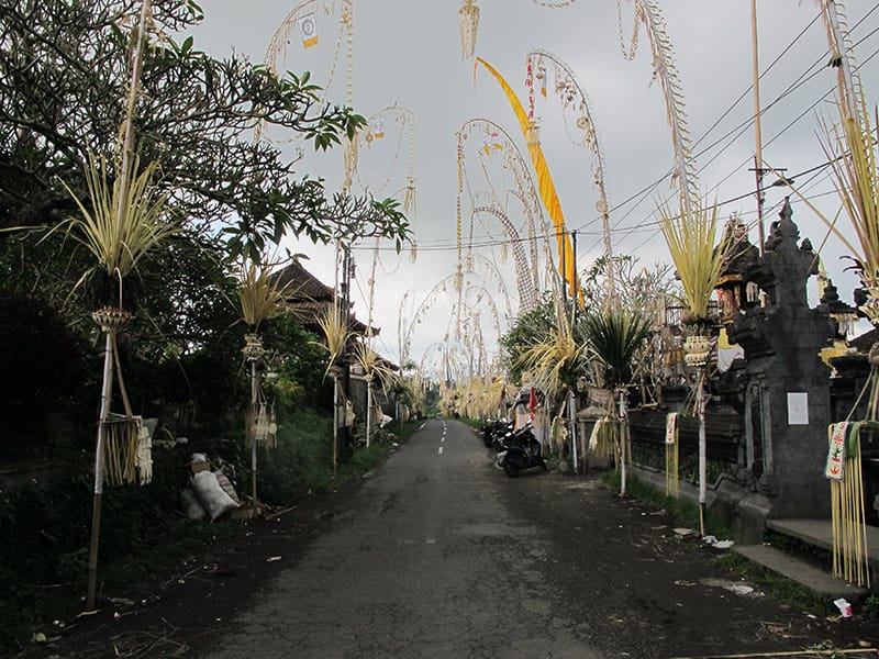 Perdido en una calle de Bali cerca de Ubud