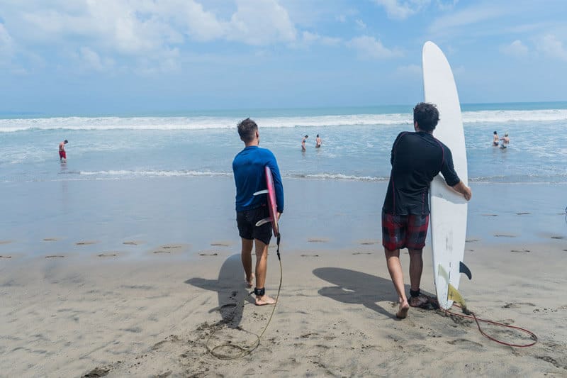 Surfear en Seminyak y Kuta