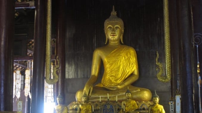 Volar barato a Tailandia - Buddha en un templo